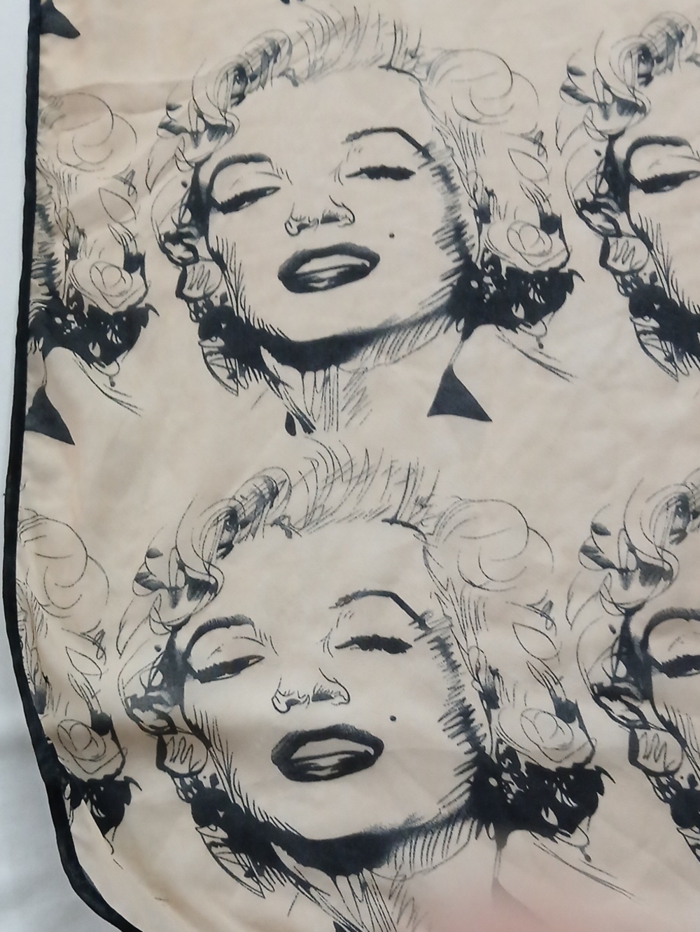 Marilyn Monroe Scarf - Picture 4 of 10